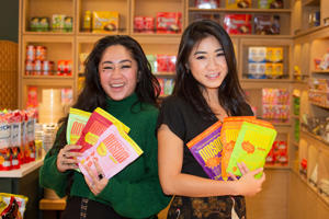 Kim (left) and Vanessa Pham with their Omsom food packet at Essex Market. Crystal Cox / The Initiate