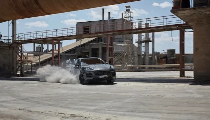 Porsche Cayenne Turbo E-Hybrid shown off on video