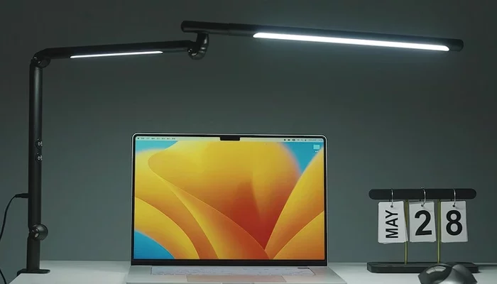 Shlight LED desk lamp featuring two rotating LED bars