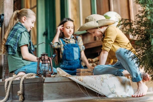 https://media.istockphoto.com/id/674505872/photo/cute-kids-playing-treasure-hunt-with-map-on-porch.jpg?b=1&s=612x612&w=0&k=20&c=qrDEehsFtGwABkQZqrl3Goh2vxUPhJgbGYl6-1yyYEk=