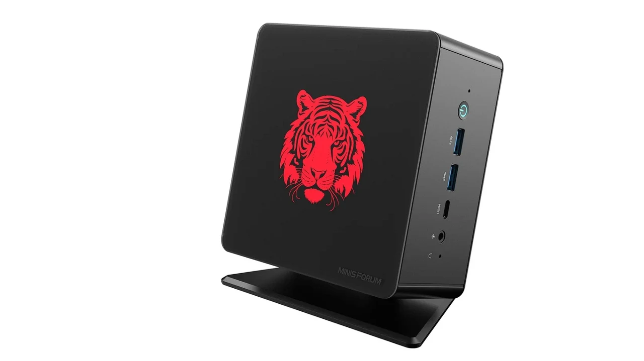 EliteMini UM780 XTX mini PC with OCulink